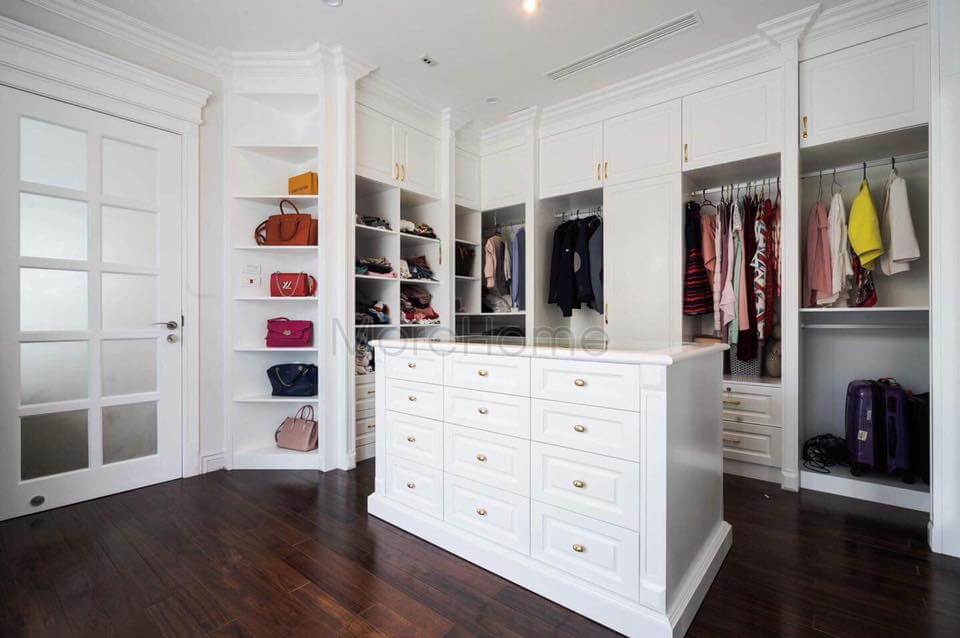 Hệ thống tủ kệ quần áo trong phòng được thiết kế hoàn toàn bởi MoreHome Mẫu nội thất biệt thự đẹp