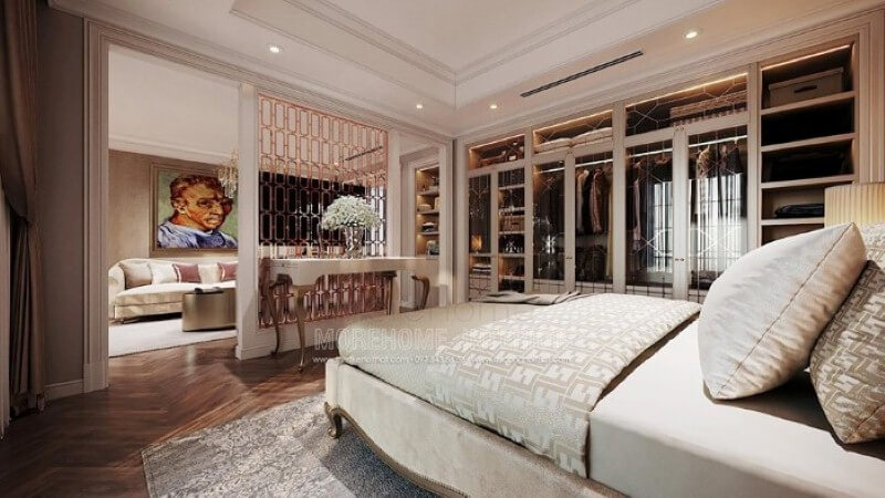 Bàn gỗ tân cổ điển kết hợp vách ngăn trang trí mạ vàng tạo nên không gian sang trọng, đẳng cấp cho phòng ngủ master cao cấp. Thiết kế nội thất chung cư