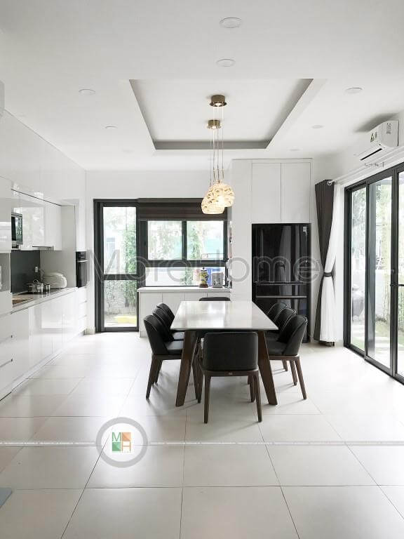 Nội thất phòng ăn cao cấp cùng lối thiết kế khu bếp rất thẩm mỹ chứng tỏ sự hiện đại của gia chủ Thiết kế phòng ăn biệt thự