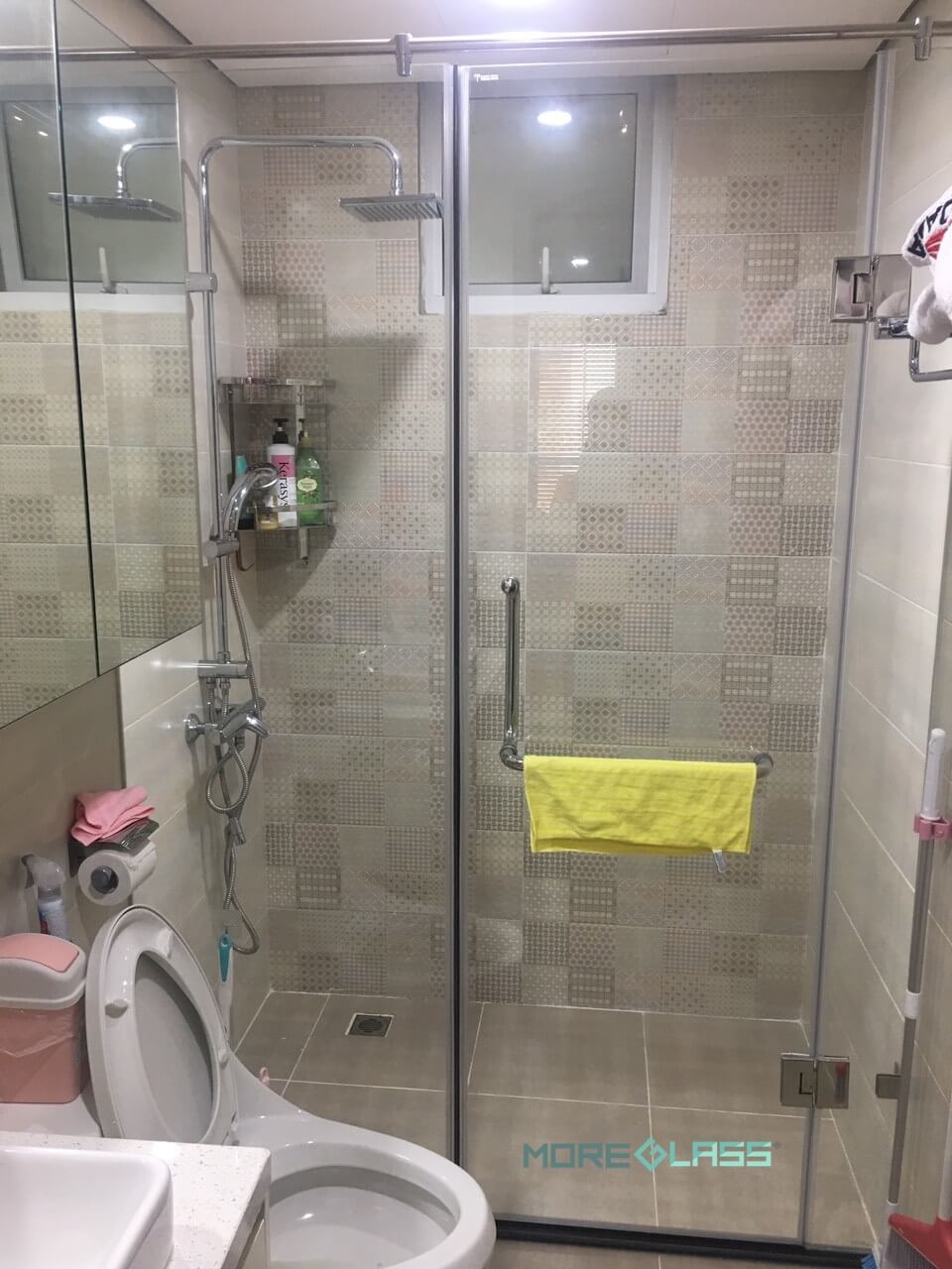 Thi công vách tắm kính 180 độ cho một không gian phòng tắm sạch sẽ, hiện đại mà tinh tế tại Mỗ Lao, Hà Đông Vách kính đẹp