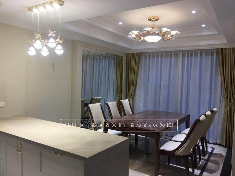 Nội thất gỗ óc chó cao cấp bọc da chính là điểm cộng mạnh cho phòng ăn này