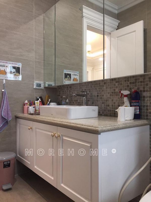 Hình ảnh minh họa thực tế của bàn đá lavabo và tủ gỗ lavabo được thi công trong không gian nội thất phòng tắm phòng vệ sinh của biệt thự Ecopark Hưng Yên.