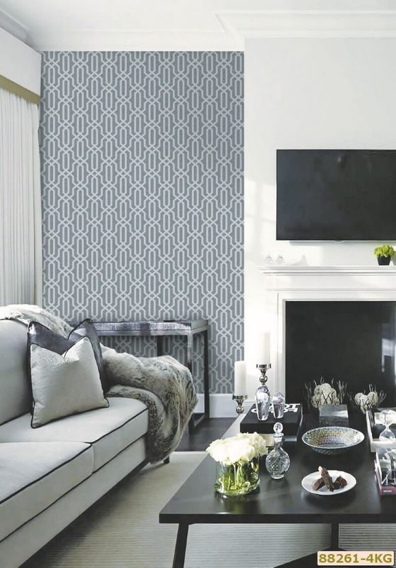 Kết hợp với đồ nội thất tân cổ điển, giấy dán tường màu ghi khiến ngôi nhà mang phong cách châu Âu