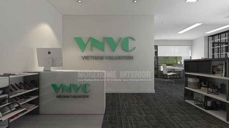 Thiết kế nội thất quầy lễ tân văn phòng hiện đại với bức tường trắng và logo màu xanh nổi bật