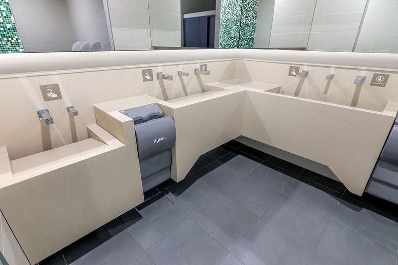 Nhà vệ sinh được thiết kế bằng chất liệu đá solid surface Himacs LG phù hợp với tiêu chuẩn khách sạn 5 sao.