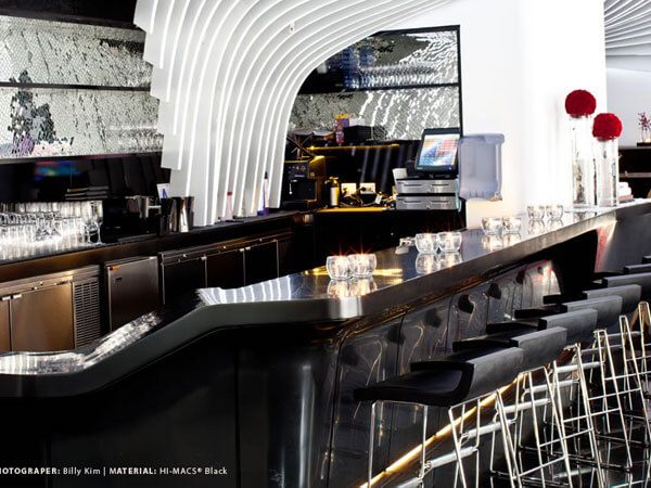 Đá ốp quầy bar đá nhân tạo màu đen ưu điểm tạo hình uốn cong vượt trội mang đến thẩm mỹ cao.