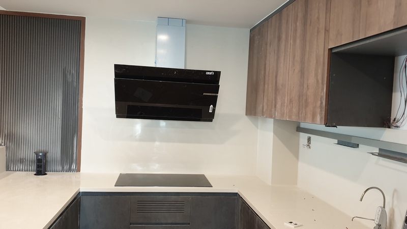 Việc thi công hoàn thiện bếp bằng đá ốp Hàn quốc chất liệu solid surface màu trắng liền khối, không có mạch ghép, sẽ làm cho không gian bếp trở nên sạch sẽ và hiện đại.